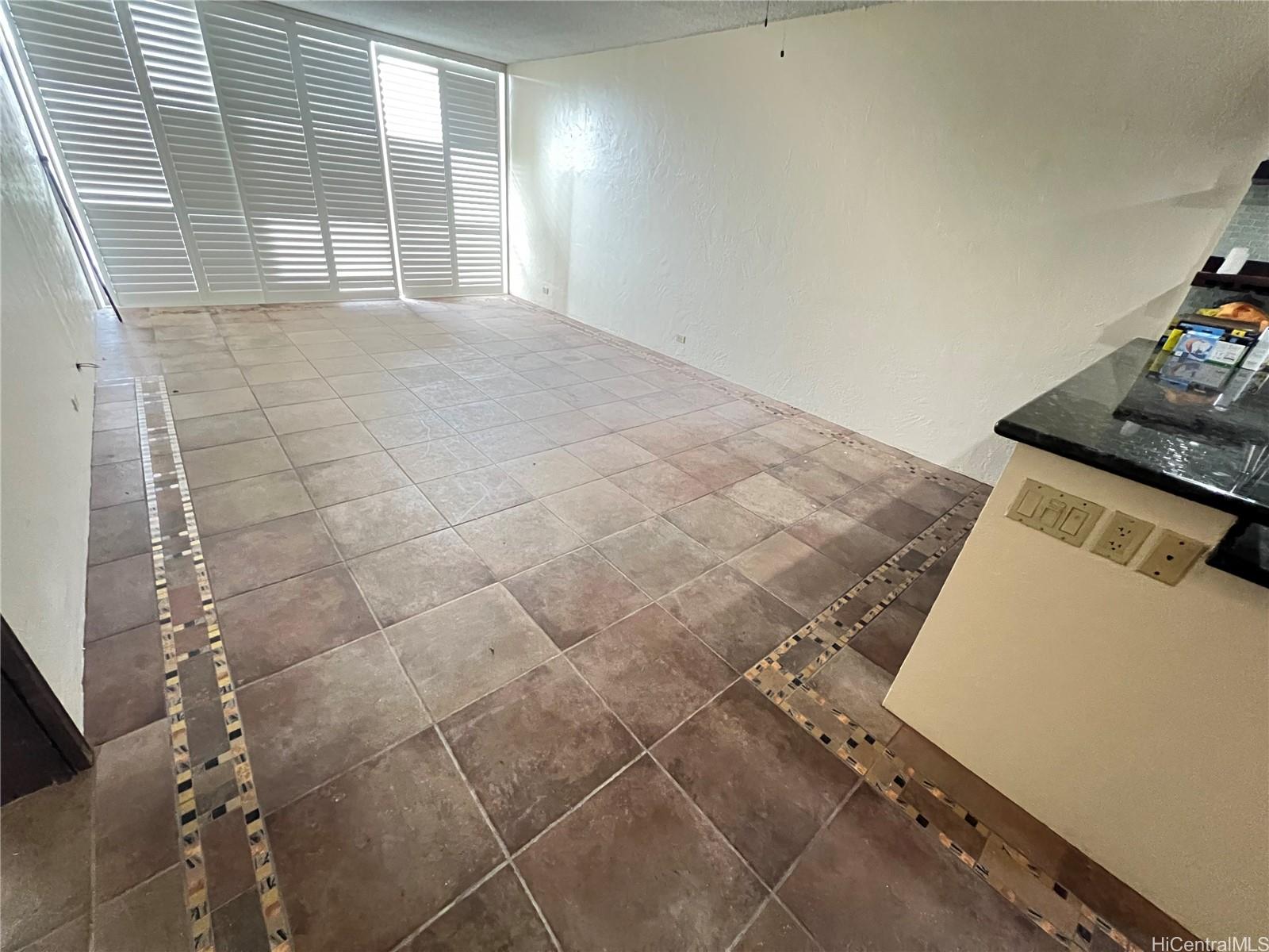 500 Lunalilo Home Road, Unit 18C Honolulu, HI 96825 - Photo 4 of 22 a view of empty room with windows