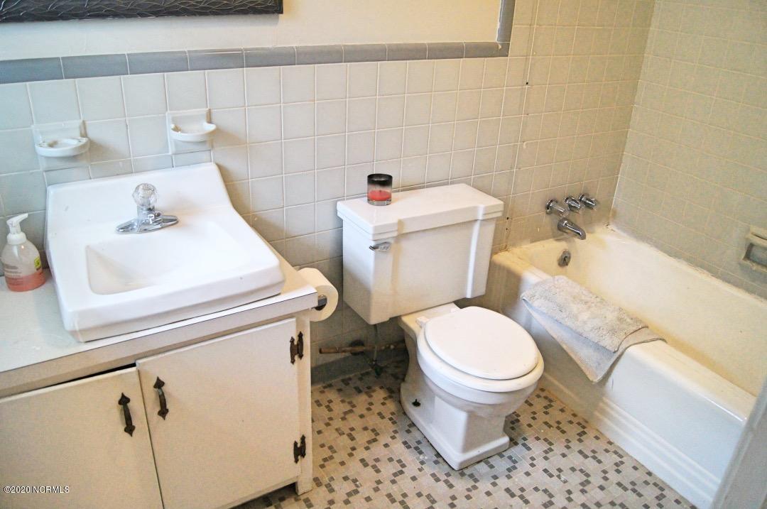 6651 River Road Washington, NC 27889 - Photo 19 of 35 019_MasterBath