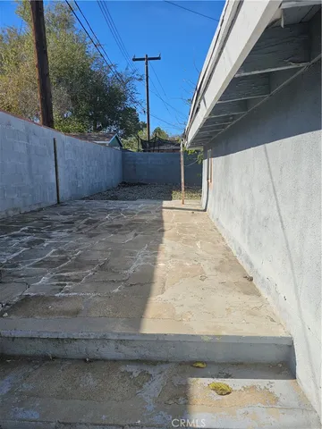 a view of a backyard