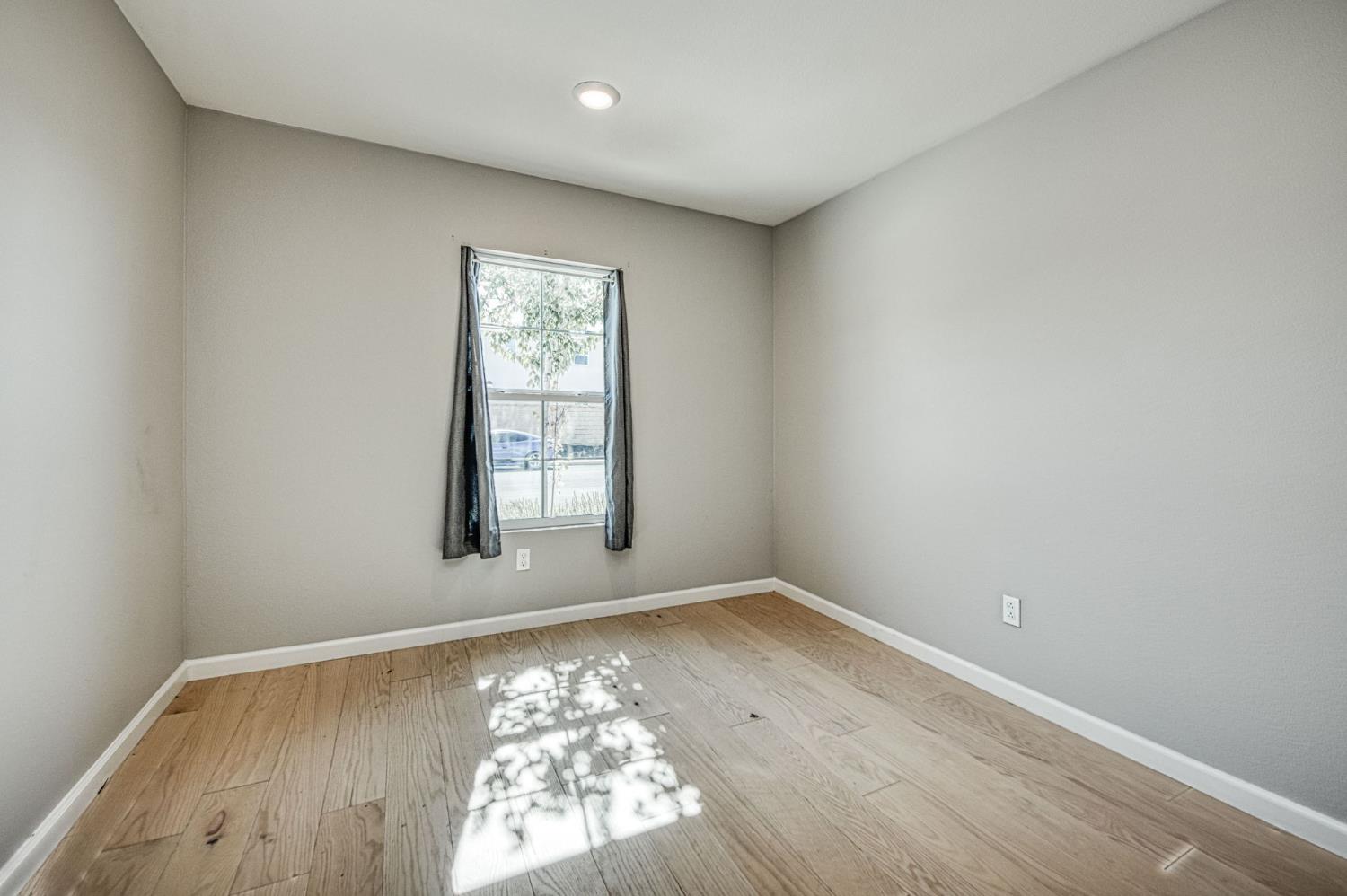 987 North Filbert Avenue Fresno, CA 93727 - Photo 4 of 38 downstairs bedroom near bathroom with walk in shower