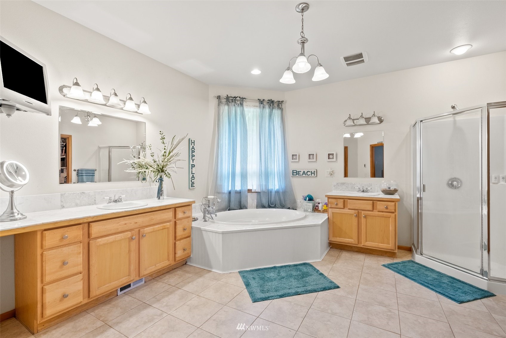 356 Wells Road Pe Ell, WA 98572 - Photo 23 of 40 a bathroom with a tub sink and mirror