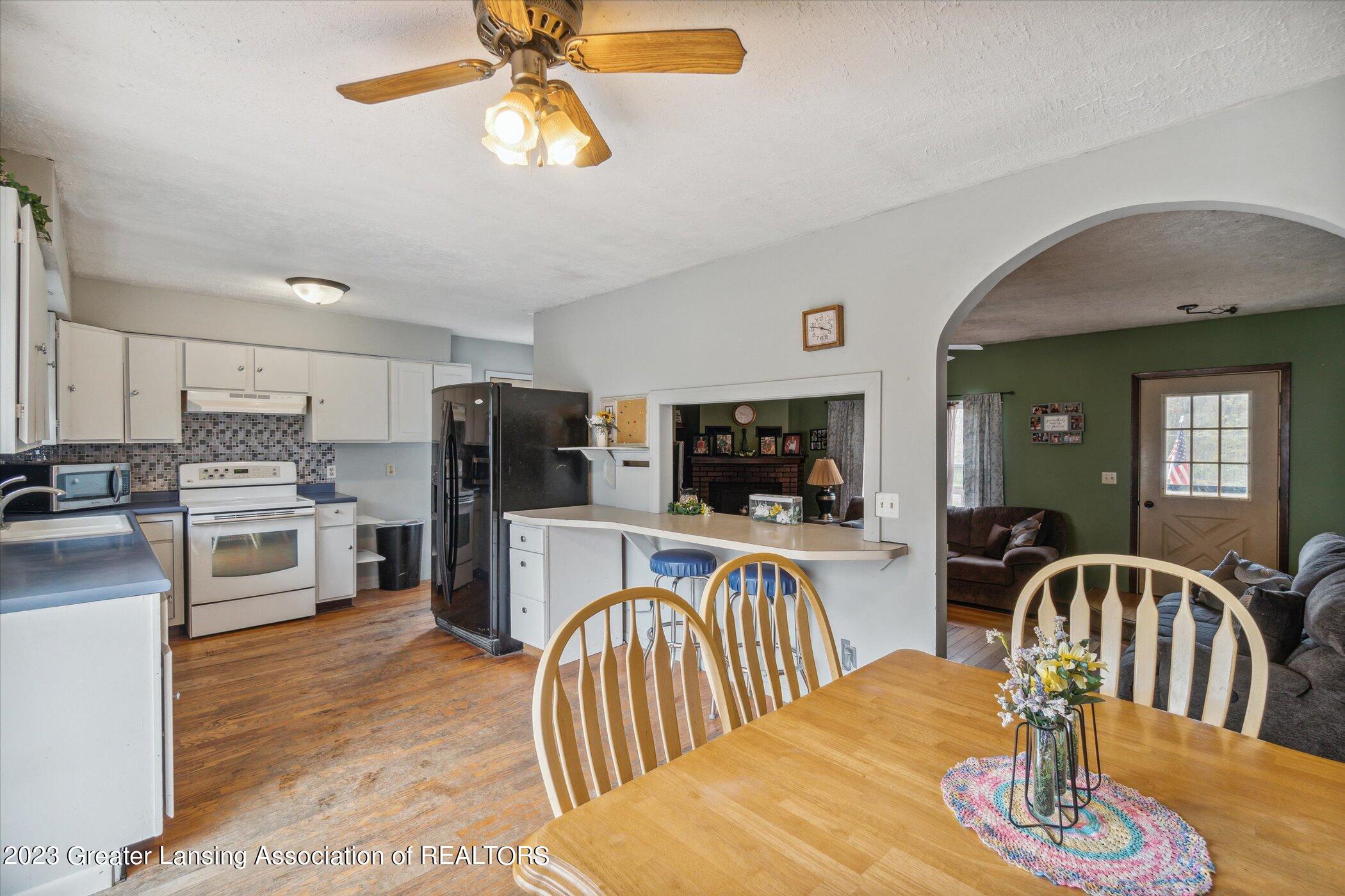 1386 Kelly Road Mason, MI 48854 - Photo 9 of 35 14-1386-Kelly-Rd-Mason-MI-48854-WindowSt