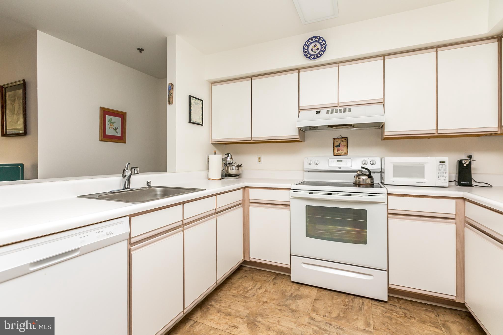 520 McManus Way, Unit C1 Towson, MD 21286 - Photo 7 of 16 Open kitchen with plenty of counter space