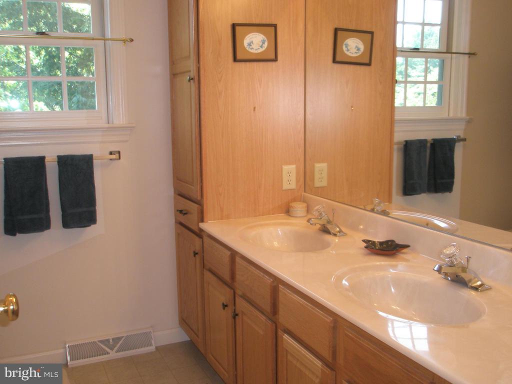725 Farnum Road Lititz, PA 17543 - Photo 3 of 13
