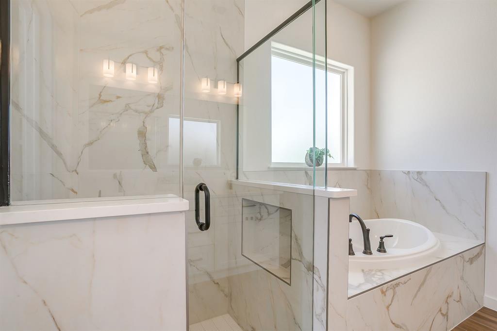 9012 Valley Oak Court Springtown, TX 76082 - Photo 32 of 40 a bathroom with a bathtub sink and mirror