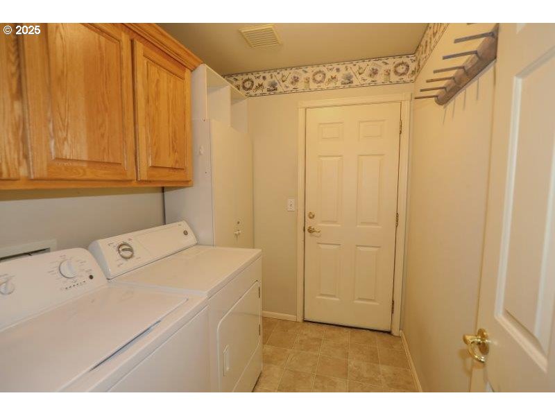 1147 Southeast Kane Street Roseburg, OR 97470 - Photo 20 of 41 a utility room with dryer and washer