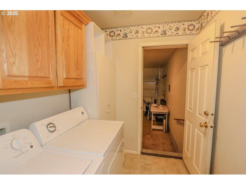1147 Southeast Kane Street Roseburg, OR 97470 - Photo 21 of 41 a utility room with dryer and washer