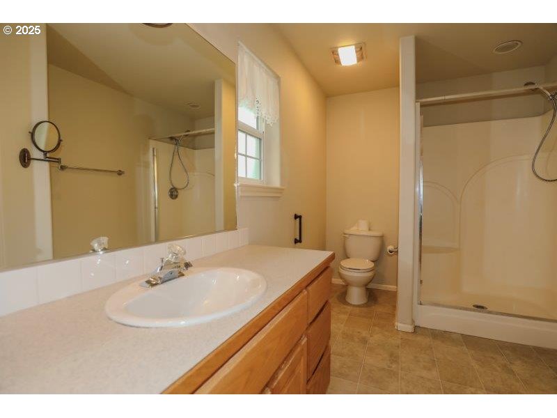 1147 Southeast Kane Street Roseburg, OR 97470 - Photo 23 of 41 a bathroom with a sink and a mirror