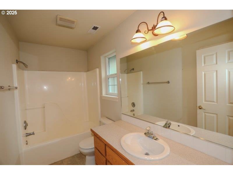 1147 Southeast Kane Street Roseburg, OR 97470 - Photo 33 of 41 a bathroom with a sink and a mirror