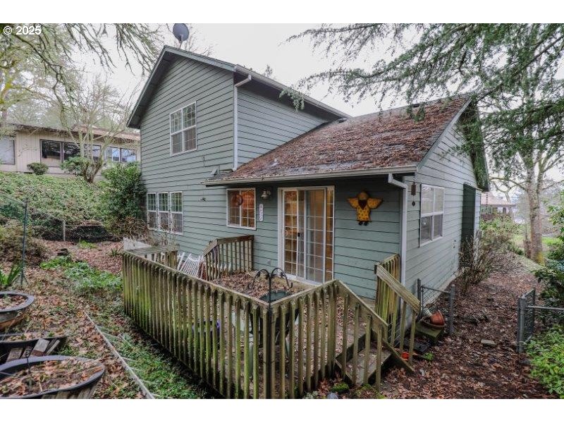 1147 Southeast Kane Street Roseburg, OR 97470 - Photo 38 of 41 a front view of house with pathway and a yard
