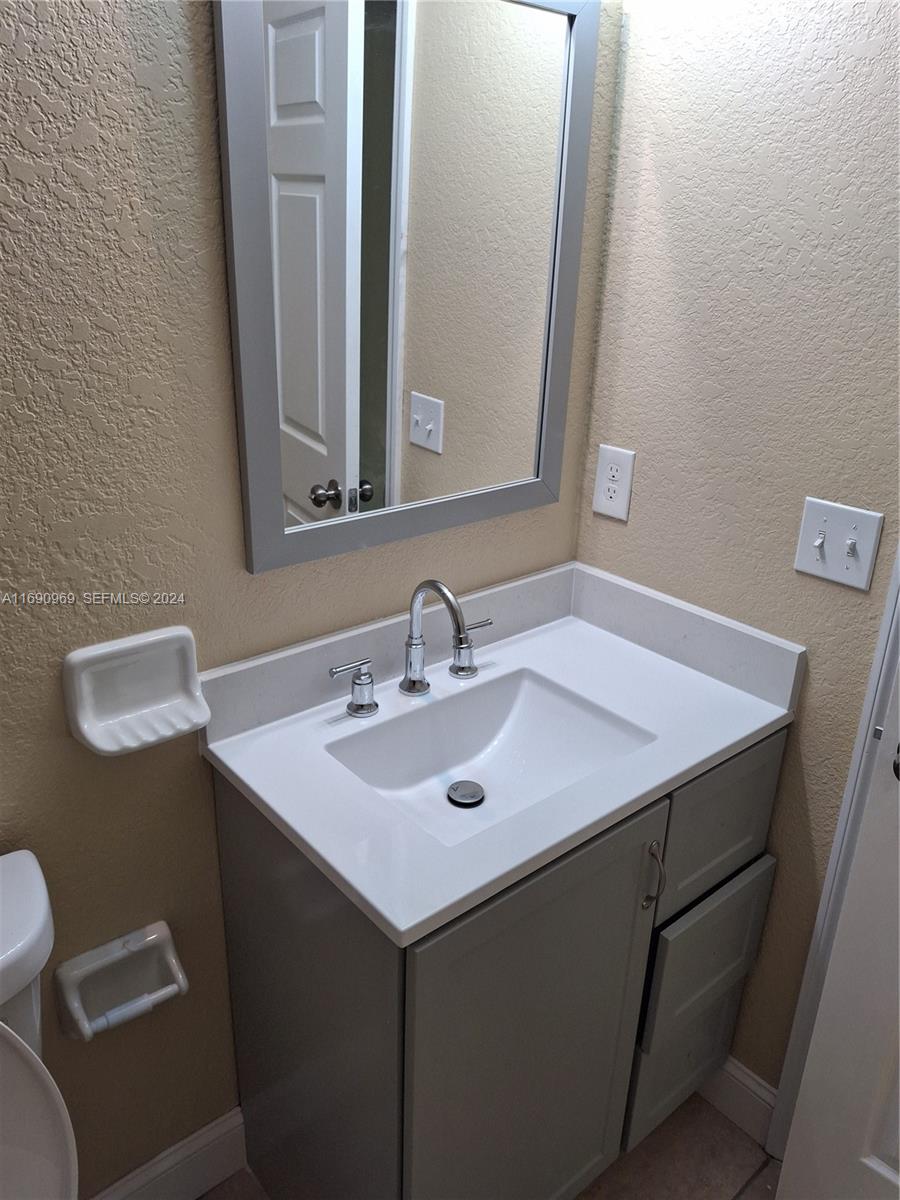 509 North 22nd Street Fort Pierce, FL 34950 - Photo 8 of 18 a bathroom with a sink and a mirror