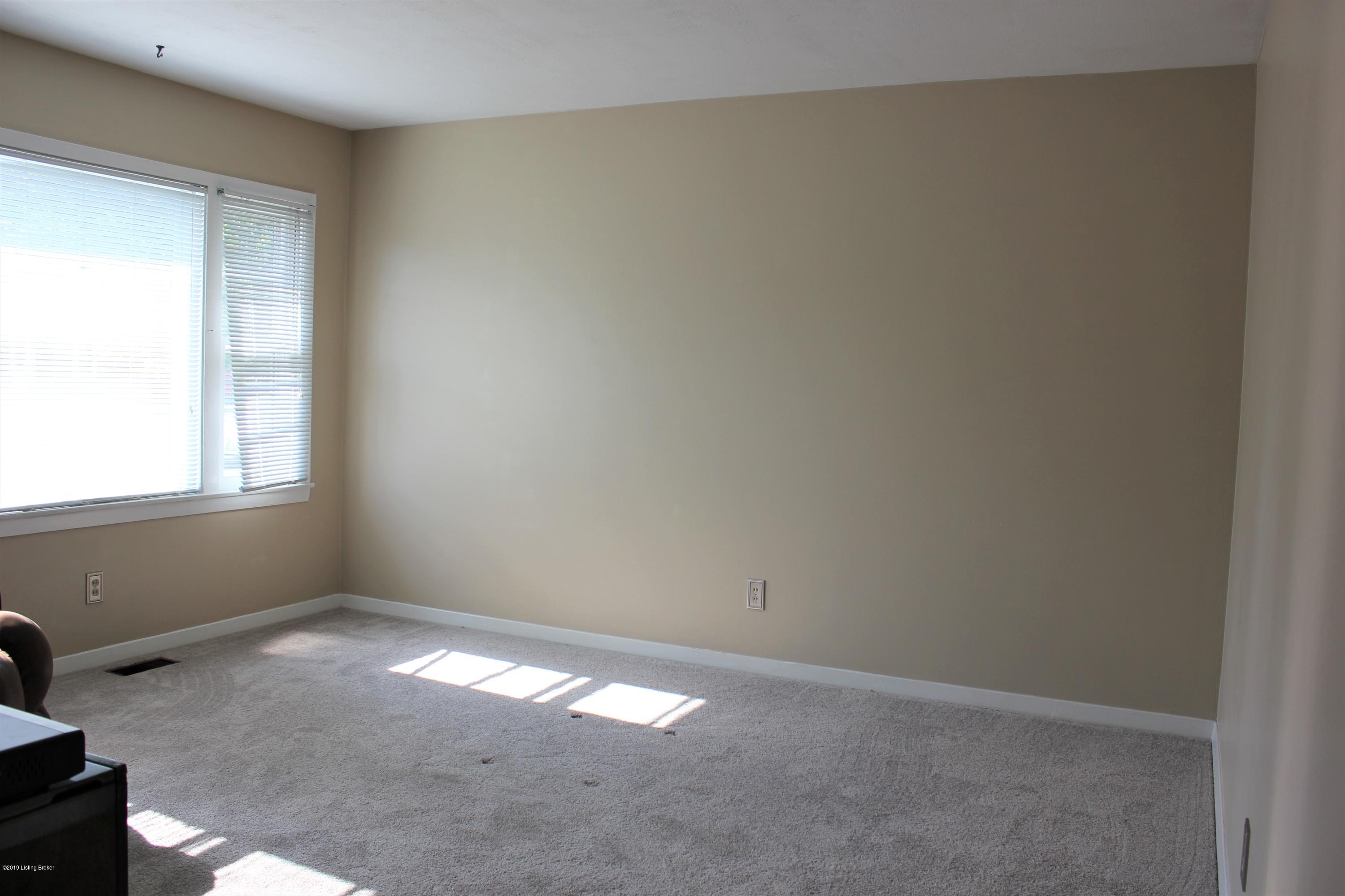 633 Edith Road Louisville, KY 40206 - Photo 6 of 31 livingroom 4