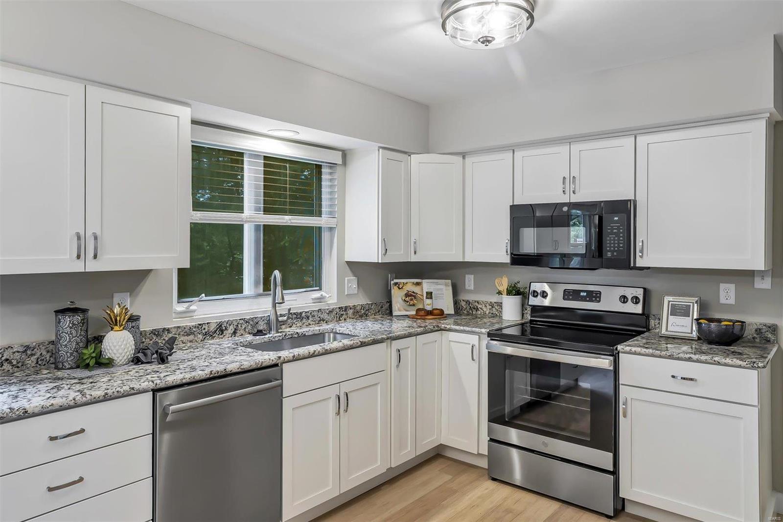 269 Oak Path Drive Ballwin, MO 63011 - Photo 8 of 29