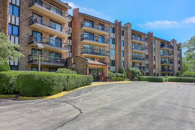 $375,000 | 501 Lake Hinsdale Drive, Unit 307, Willowbrook, IL 60527