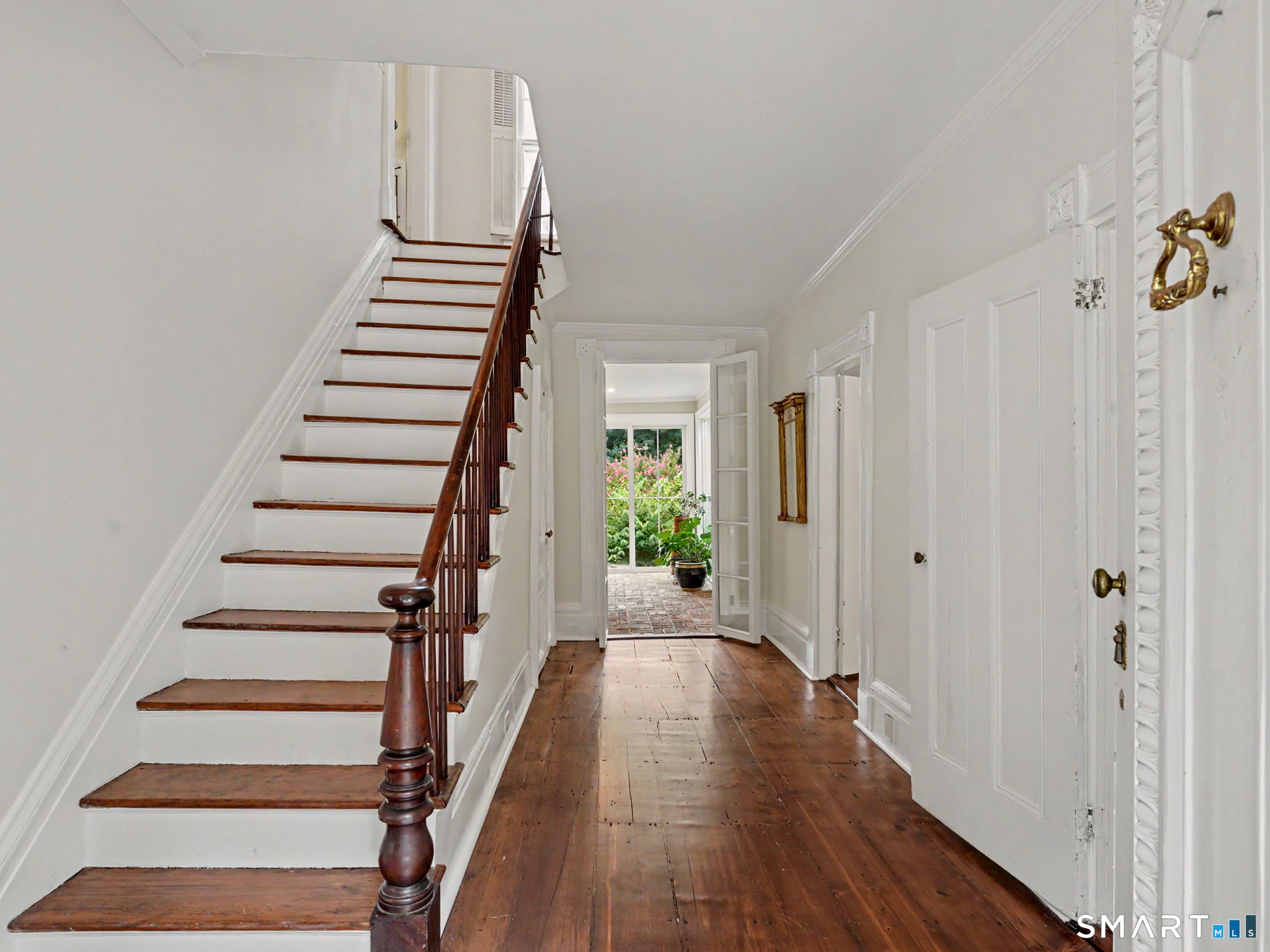 530 Roxbury Road Stamford, CT 06902 - Photo 4 of 40 Entrance from front door off Roxbury Road