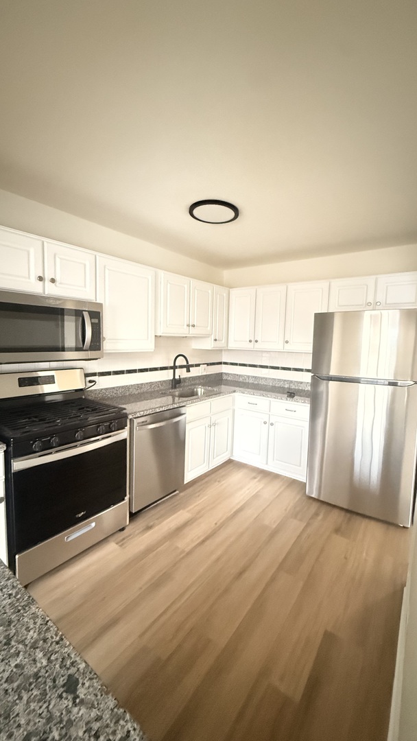 604 Bayview Point, Unit 604 Schaumburg, IL 60194 - Photo 11 of 17 a large kitchen with cabinets and stainless steel appliances