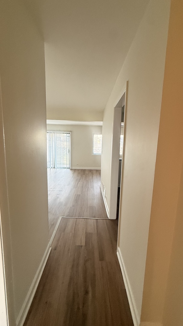 604 Bayview Point, Unit 604 Schaumburg, IL 60194 - Photo 4 of 17 a view of a hallway in a house