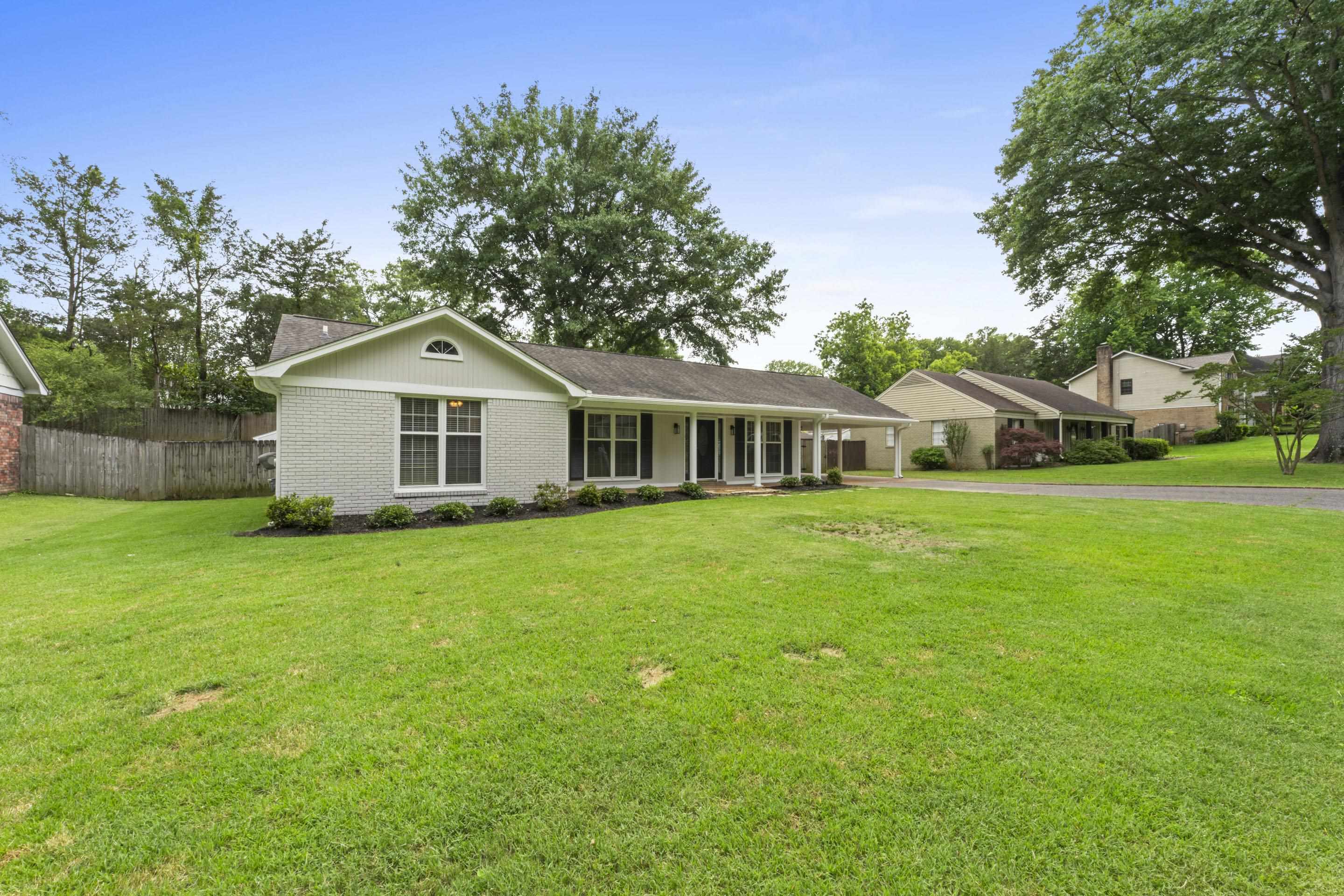 499 Duscoe Street Collierville, TN 38017 - Photo 28 of 38 a front view of a house with a garden