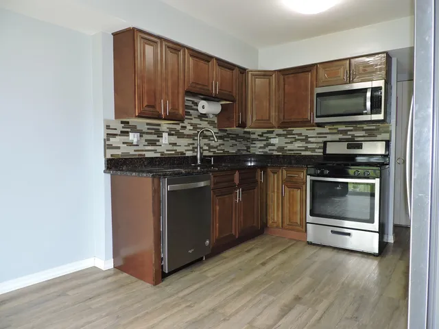 $270,000 | 2216 Andover Court, Schaumburg, IL 60107