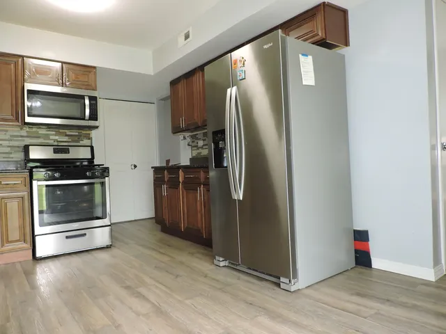 $270,000 | 2216 Andover Court, Schaumburg, IL 60107