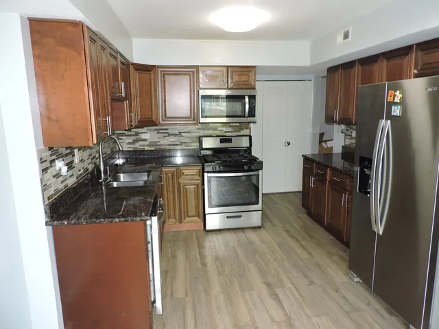 $270,000 | 2216 Andover Court, Schaumburg, IL 60107