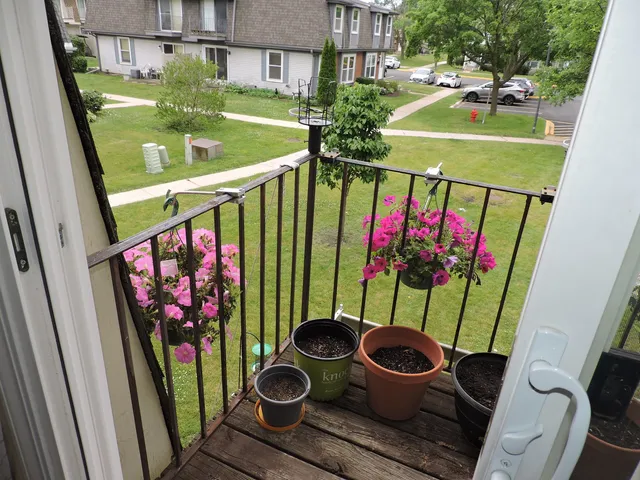 $270,000 | 2216 Andover Court, Schaumburg, IL 60107