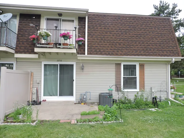 $270,000 | 2216 Andover Court, Schaumburg, IL 60107
