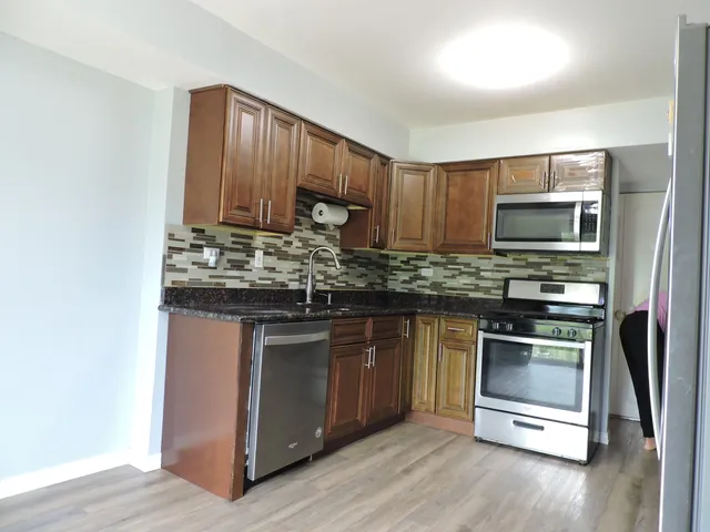 $270,000 | 2216 Andover Court, Schaumburg, IL 60107