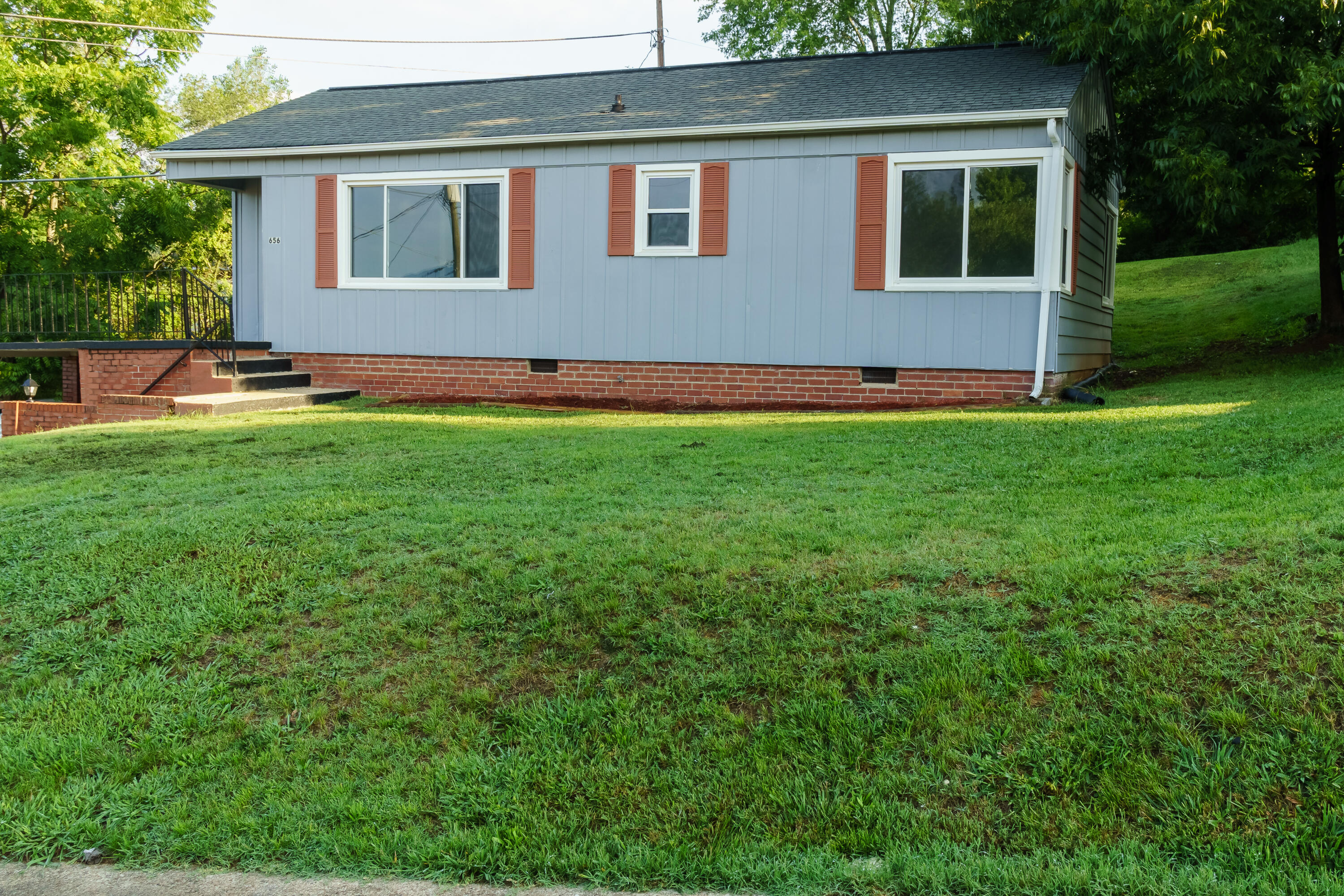 656 Bays View Road Kingsport, TN 37660 - Photo 2 of 27 Front House View #2