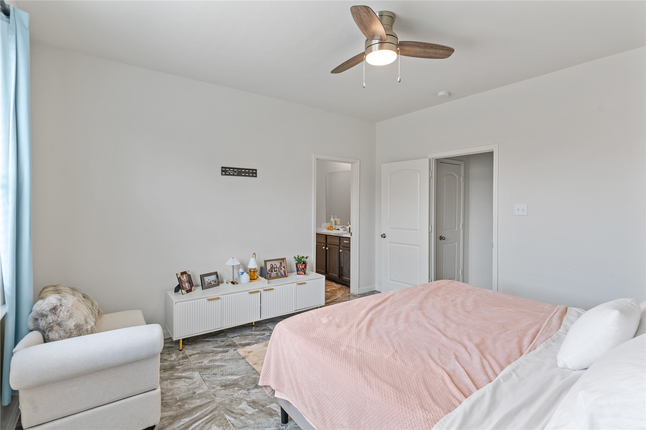 10731 Spring Brook Pass Drive Humble, TX 77396 - Photo 18 of 31 a spacious bedroom with a bed and couch