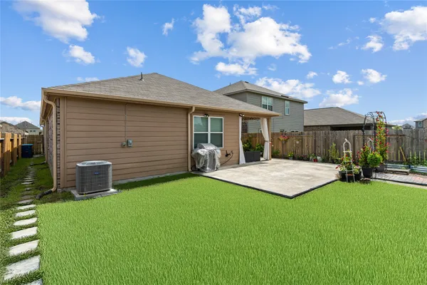 a view of a yard with a house and a yard