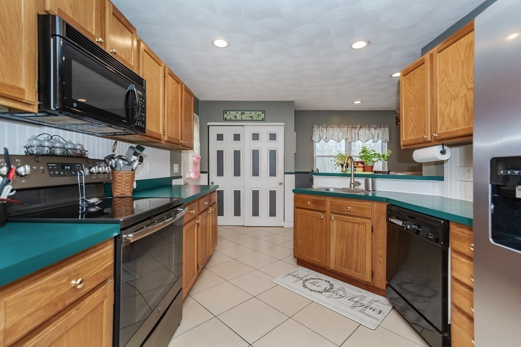 212 Acropolis Road Lowell, MA 01854 - Photo 5 of 19