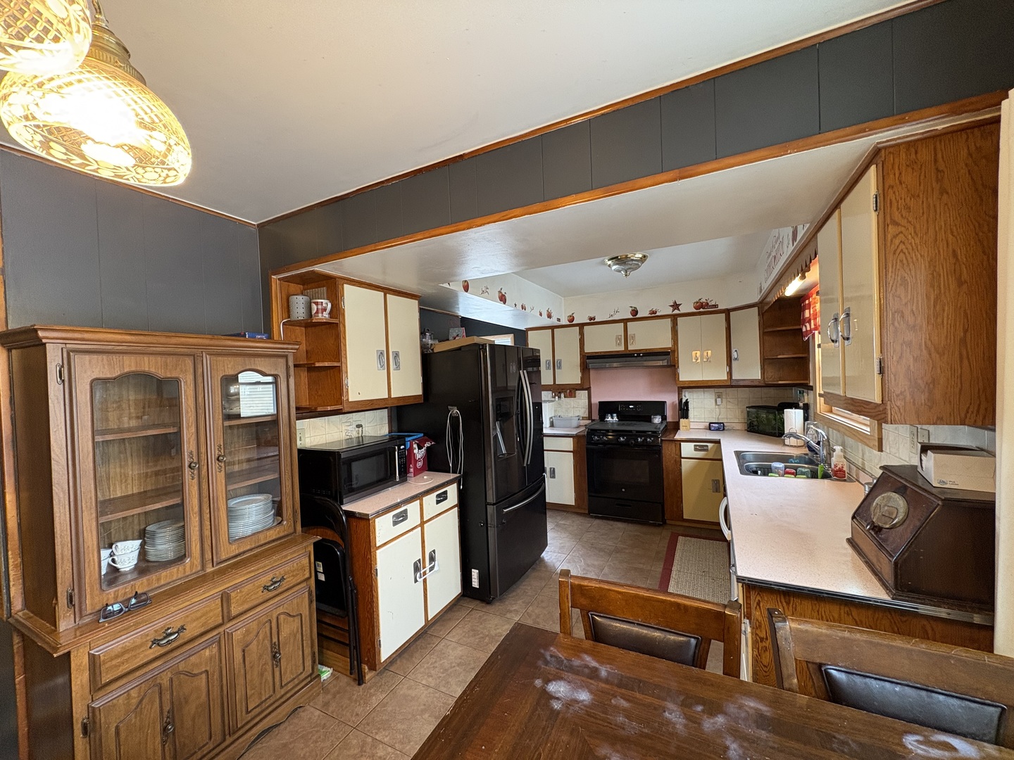 913 Canal Street Ottawa, IL 61350 - Photo 13 of 30 a kitchen with granite countertop lots of counter top space