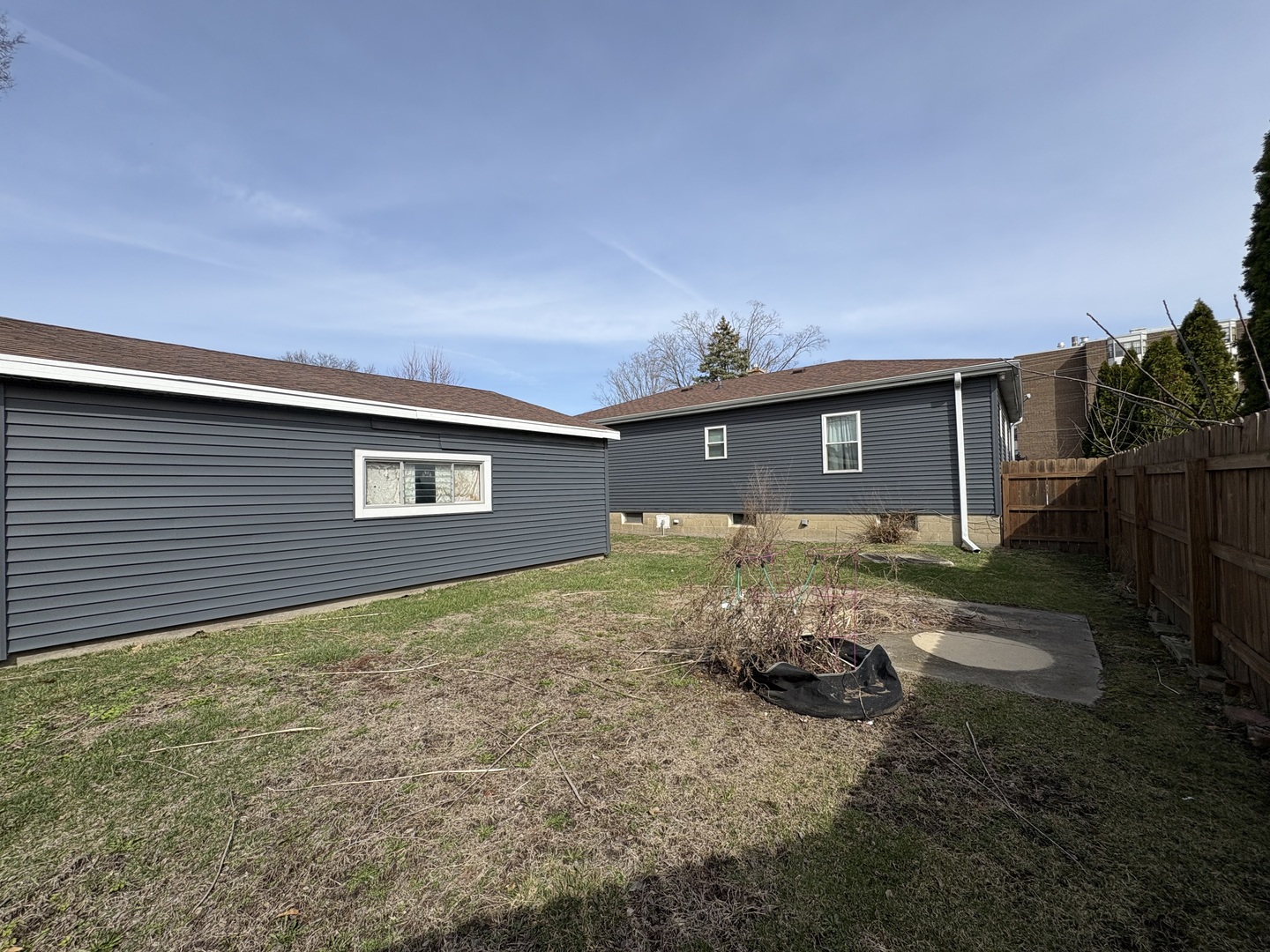 913 Canal Street Ottawa, IL 61350 - Photo 27 of 30 a view of a house with backyard and garden