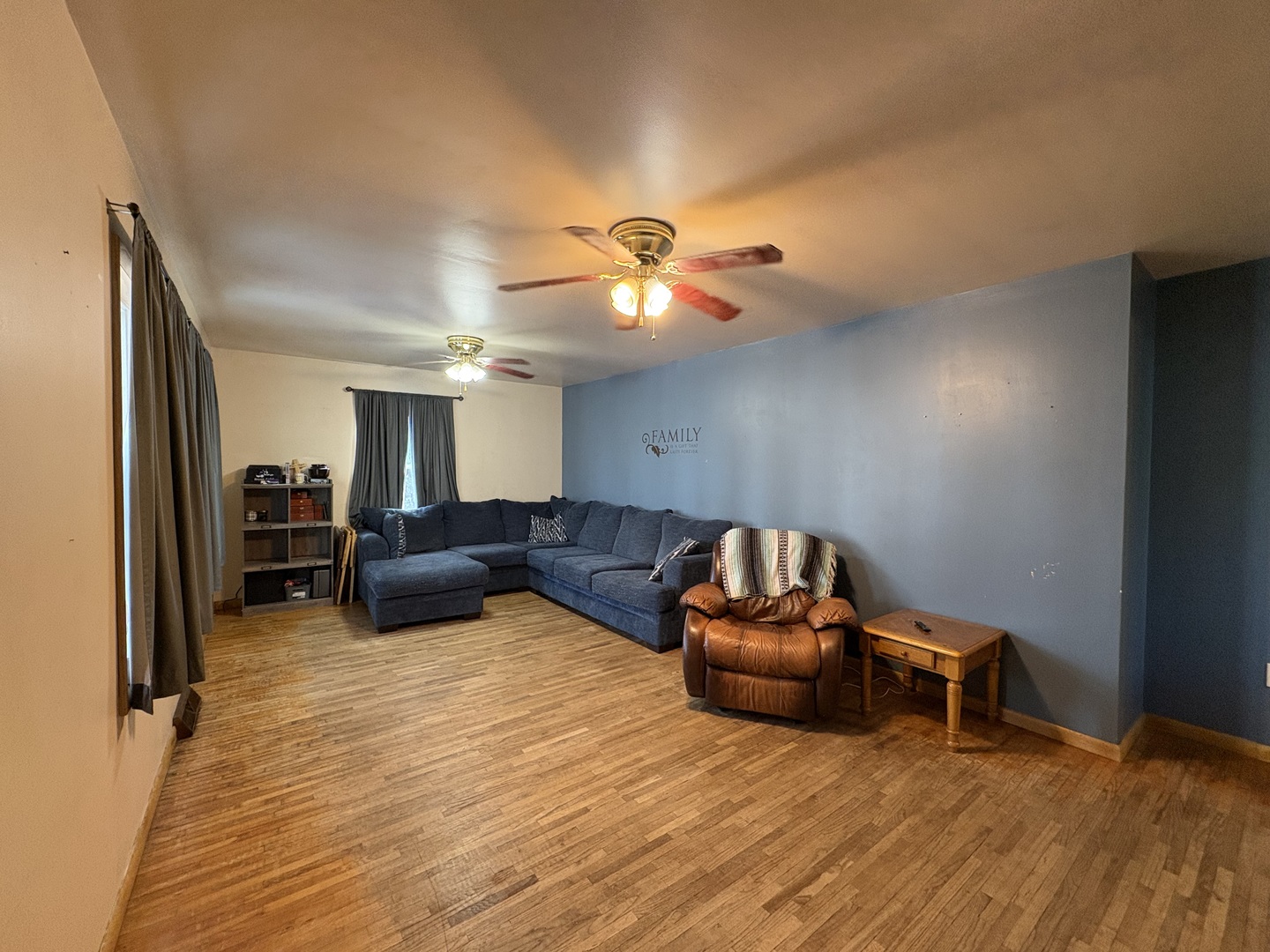 913 Canal Street Ottawa, IL 61350 - Photo 9 of 30 a living room with furniture