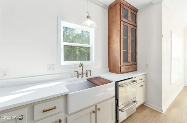 a bathroom with double vanity sinks and a mirror