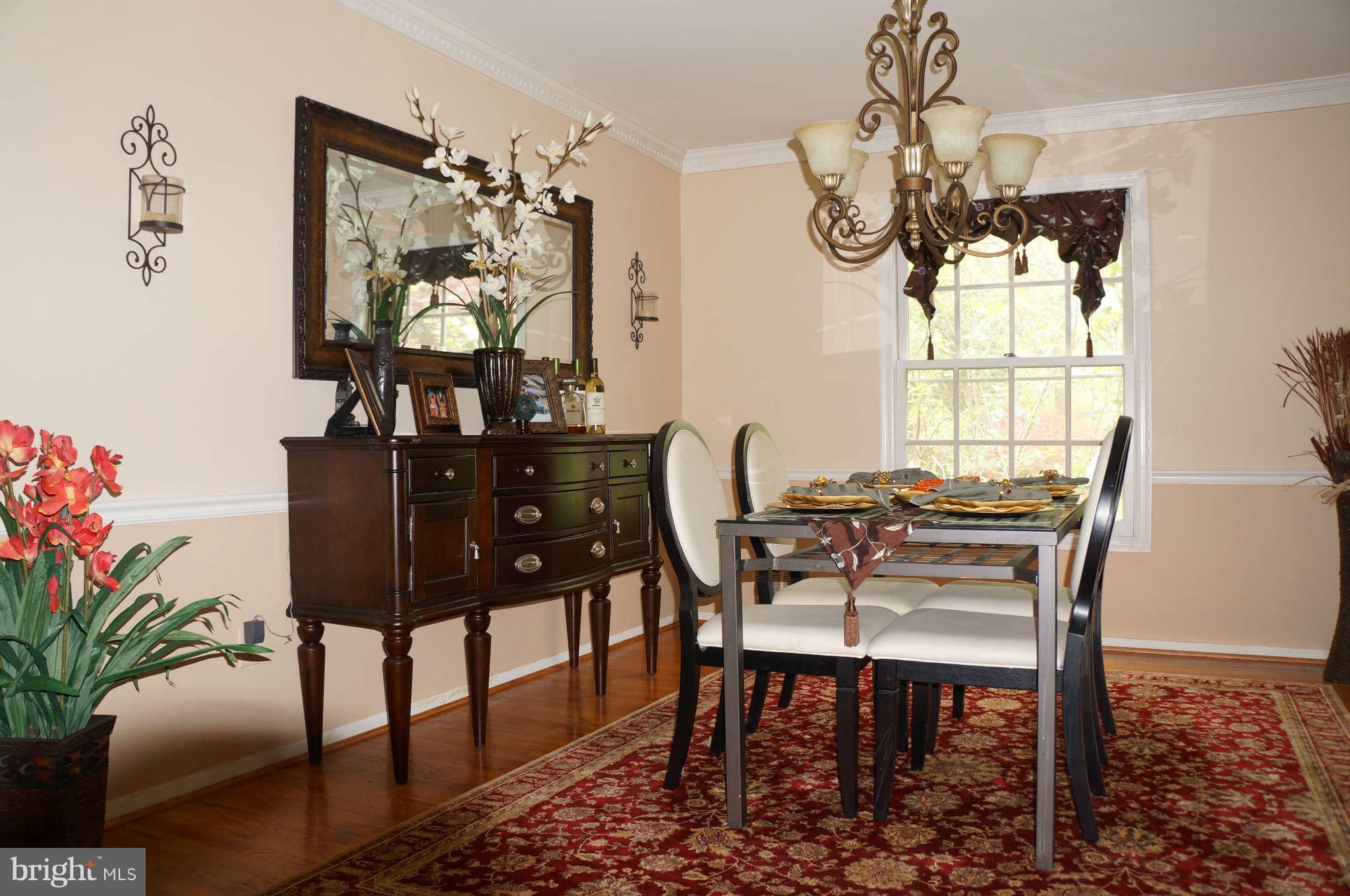 8810 Bells Mill Road Potomac, MD 20854 - Photo 4 of 10 Dining Room