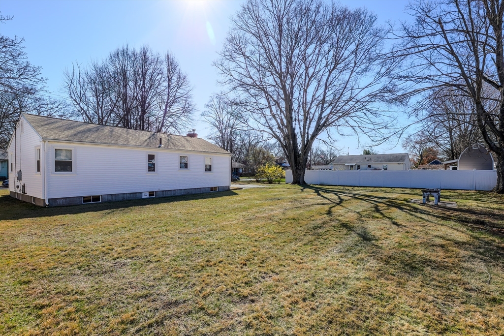 46 Lakevilla Avenue Springfield, MA 01109 - Photo 23 of 27