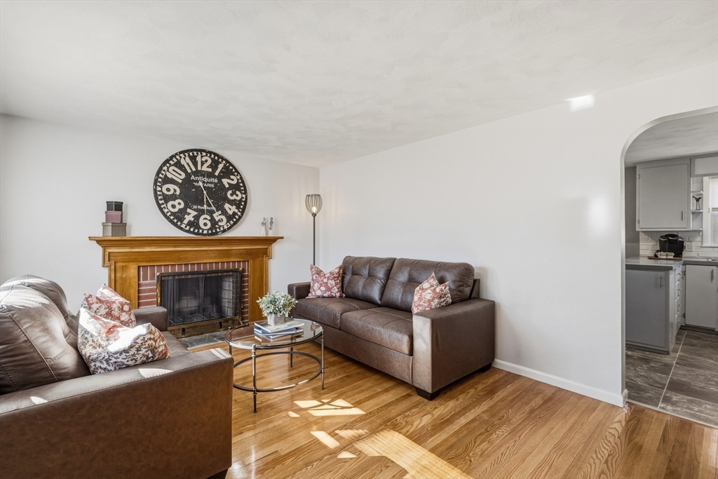 46 Lakevilla Avenue Springfield, MA 01109 - Photo 4 of 27