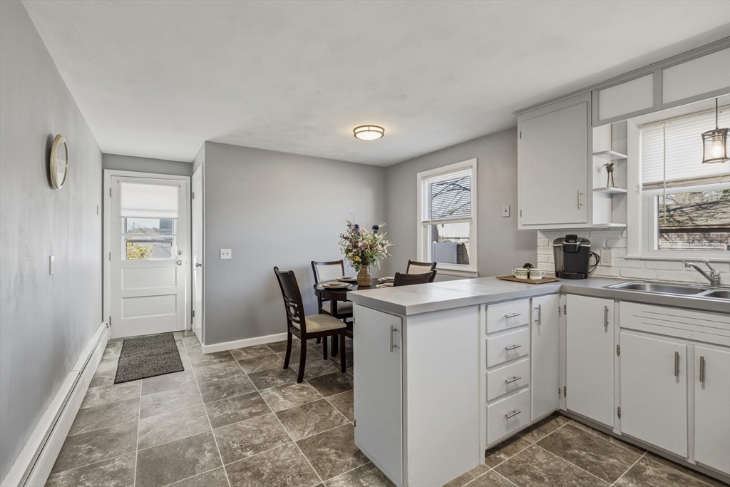 46 Lakevilla Avenue Springfield, MA 01109 - Photo 5 of 27