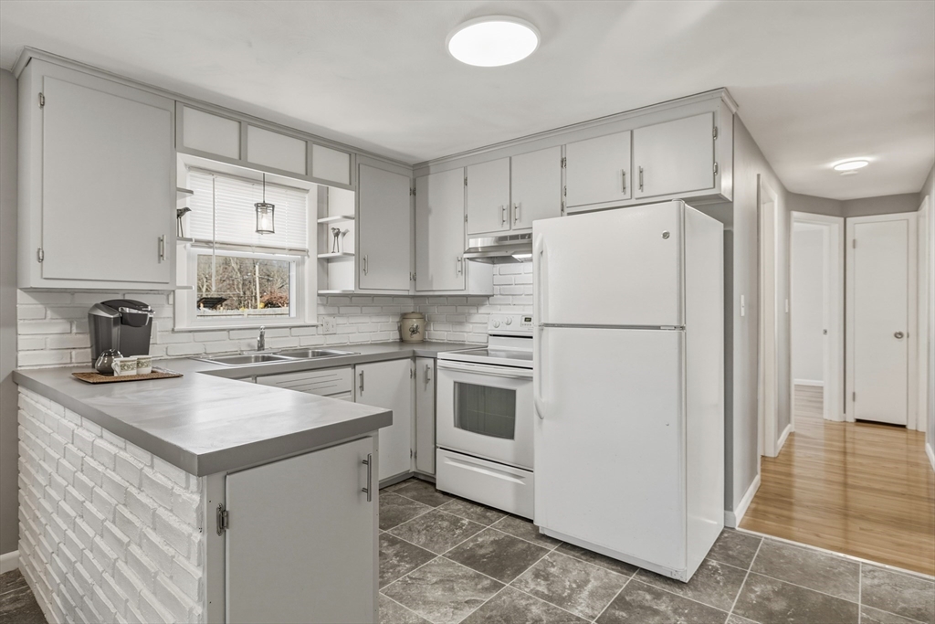 46 Lakevilla Avenue Springfield, MA 01109 - Photo 6 of 27