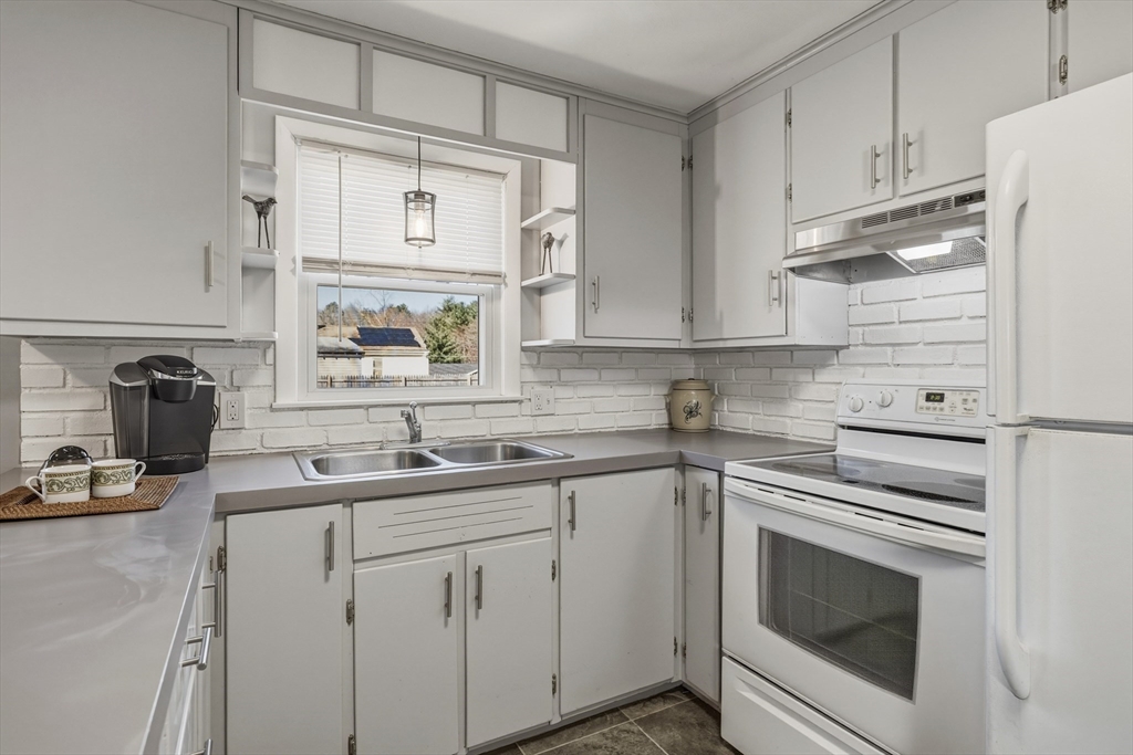 46 Lakevilla Avenue Springfield, MA 01109 - Photo 7 of 27