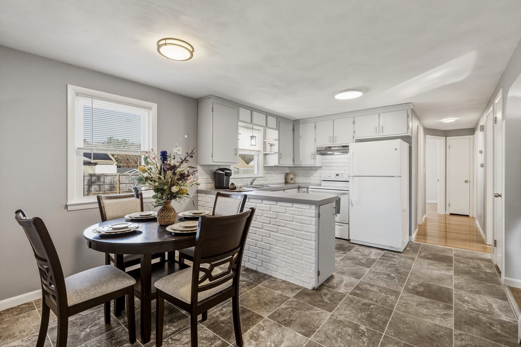 46 Lakevilla Avenue Springfield, MA 01109 - Photo 9 of 27