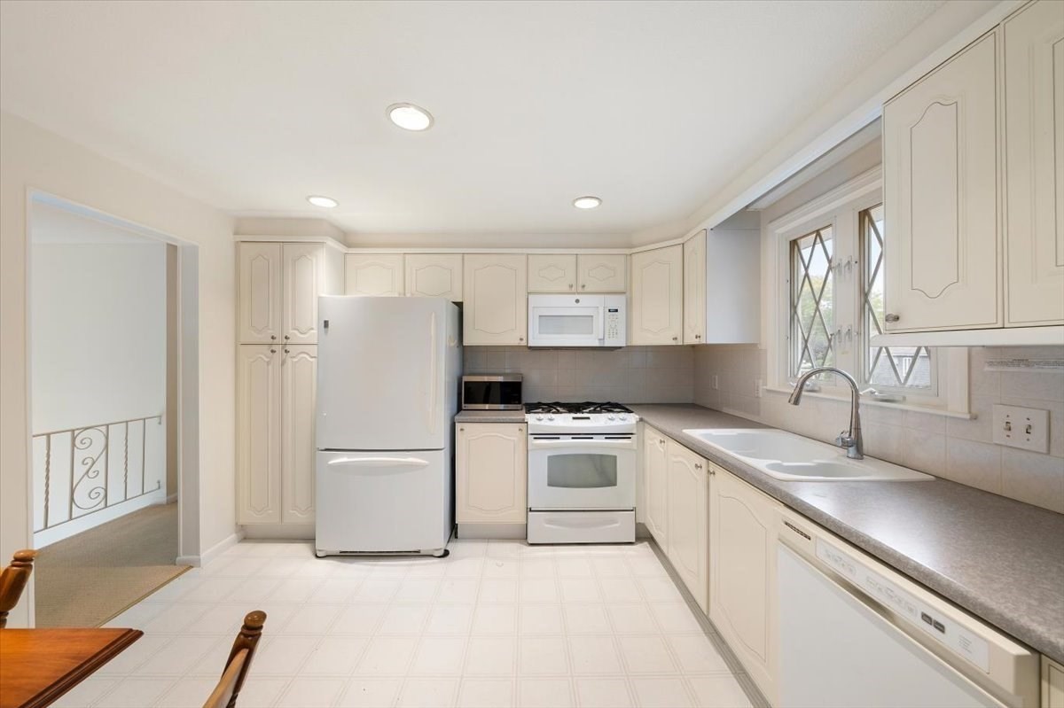 54 Apple D’Or Road Framingham, MA 01701 - Photo 10 of 31 Gallery Image 10