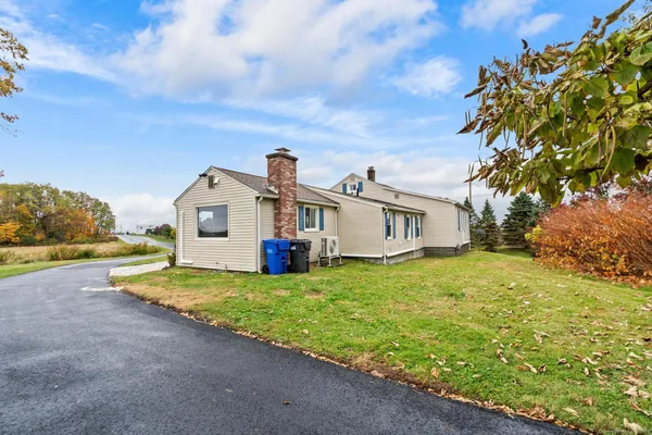 a view of a house with backyard and garden