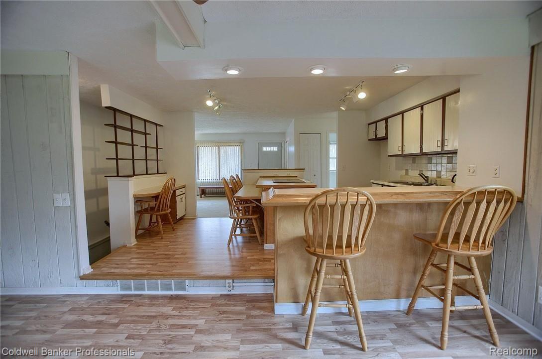 30660 West 11 Mile Road Farmington, MI 48336 - Photo 13 of 28 14-Breakfast Bar.jpg