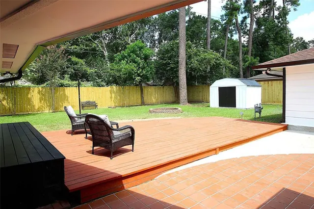 a view of entryway with livingroom