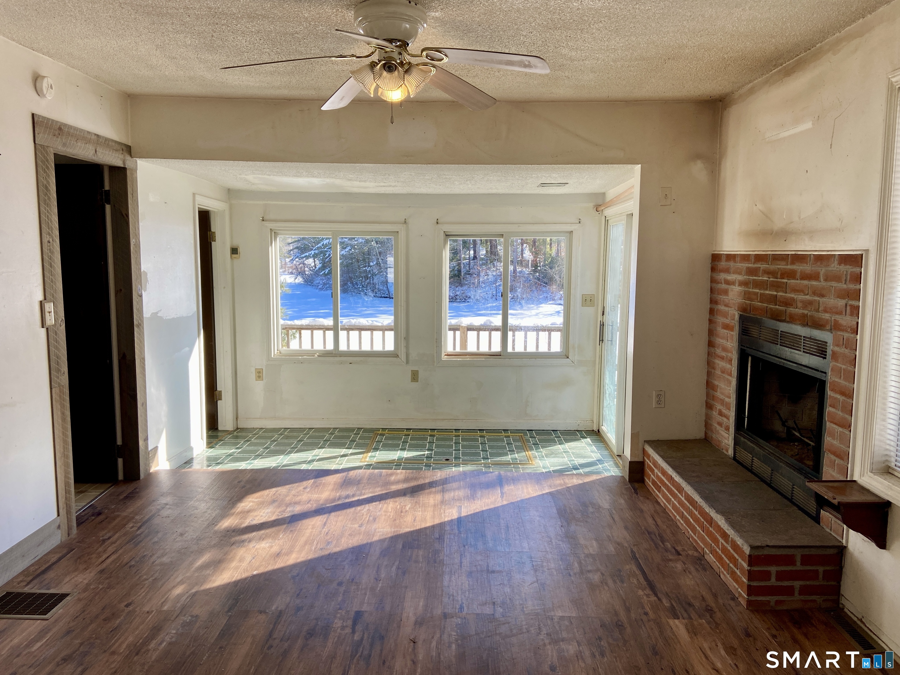 11 Wrightson Drive Thompson, CT 06277 - Photo 19 of 35 Living Room