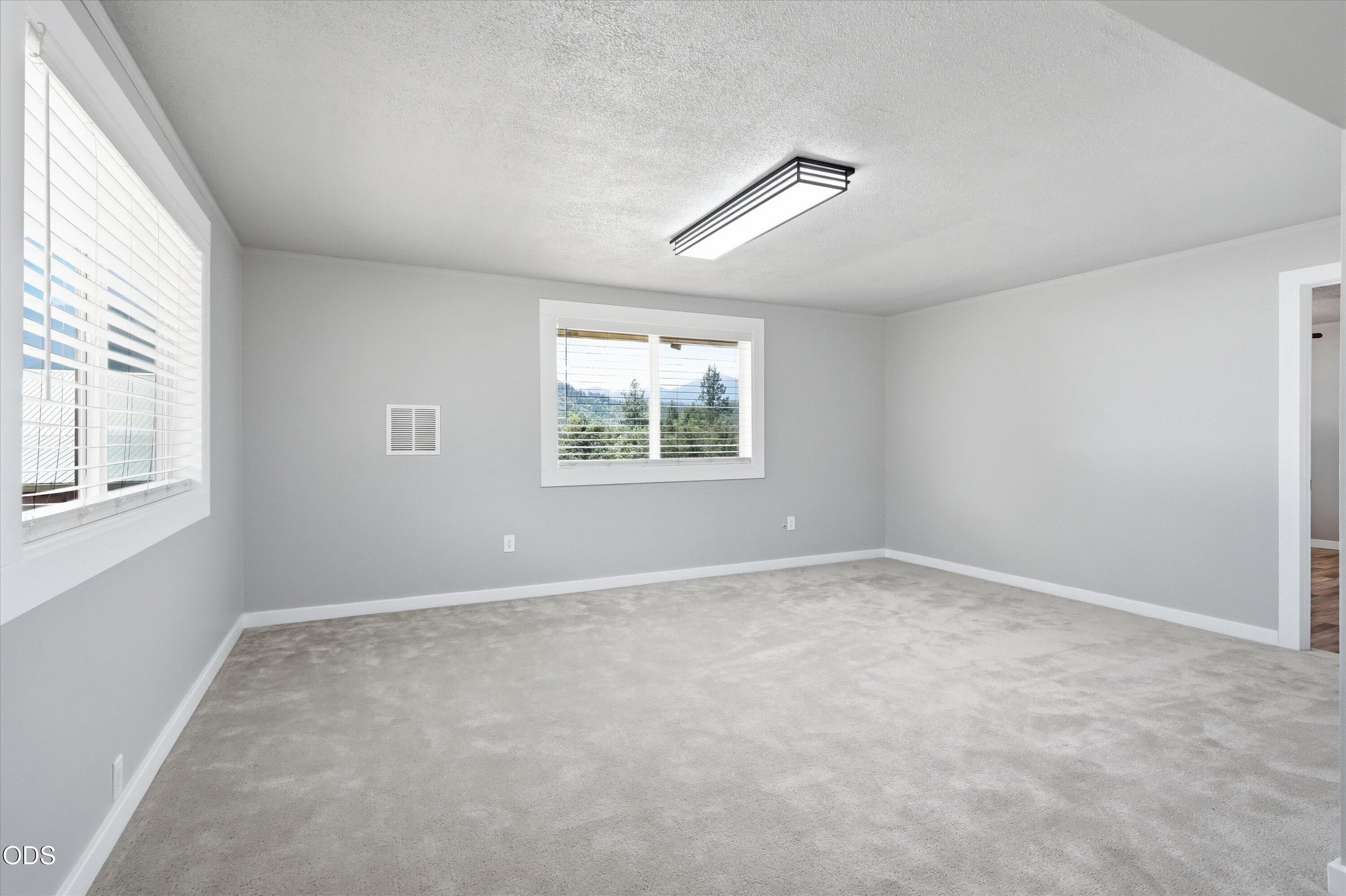 8960 North Applegate Road Grants Pass, OR 97527 - Photo 11 of 37