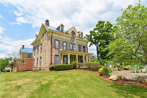 a view of a house with a yard